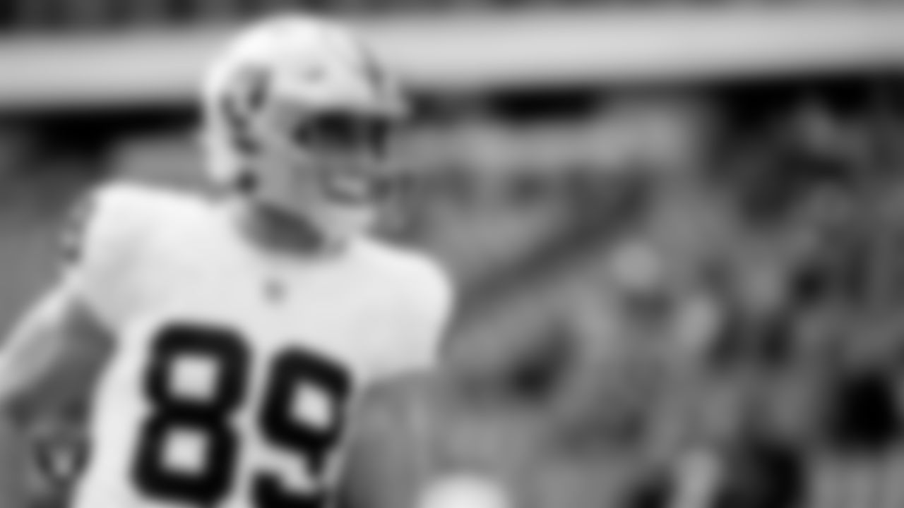 Las Vegas Raiders tight end Brock Bowers (89) warming up before the regular season away game against the Philadelphia Eagles at Lincoln Financial Field.