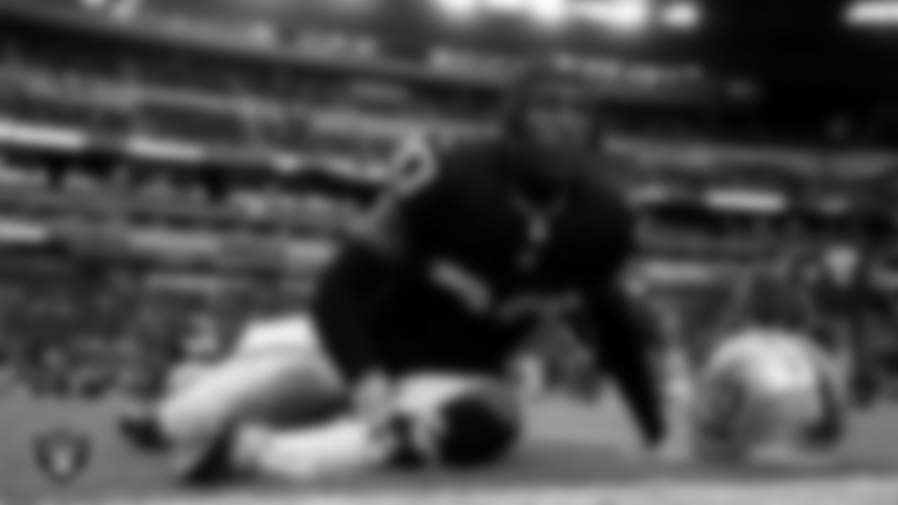 Las Vegas Raiders cornerback Darnay Holmes (30) warming up before the regular season home game against the Tennessee Titans at Allegiant Stadium.