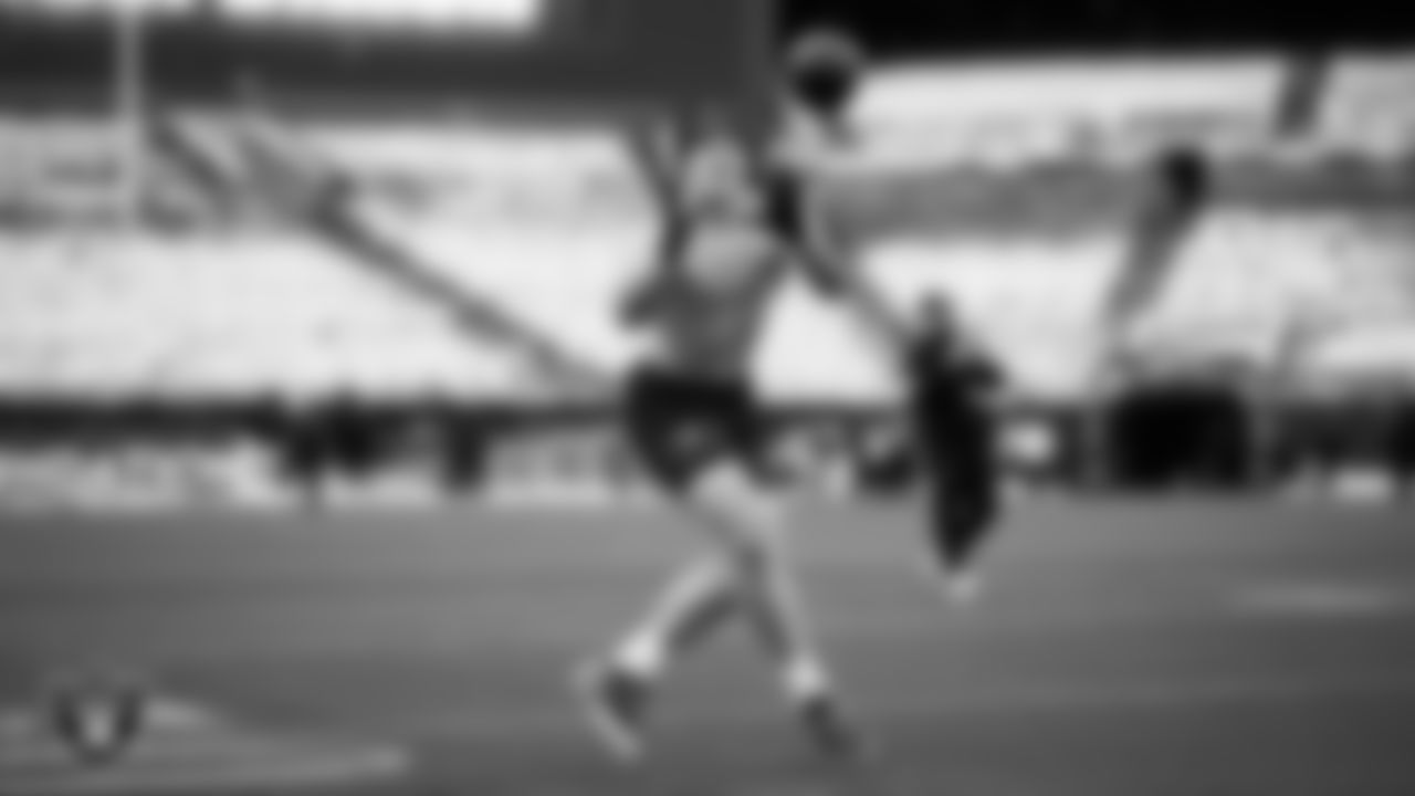 Las Vegas Raiders linebacker Cody Lindenberg (55) warming up before the regular season away game against the Philadelphia Eagles at Lincoln Financial Field.