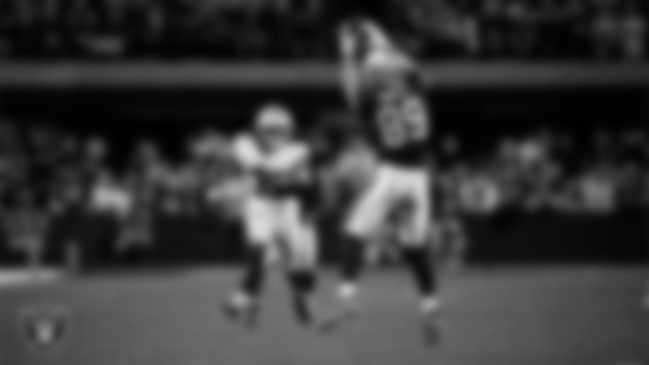 Las Vegas Raiders tight end Brock Bowers (89) makes a catch during the regular season home game against the Dallas Cowboys at Allegiant Stadium.