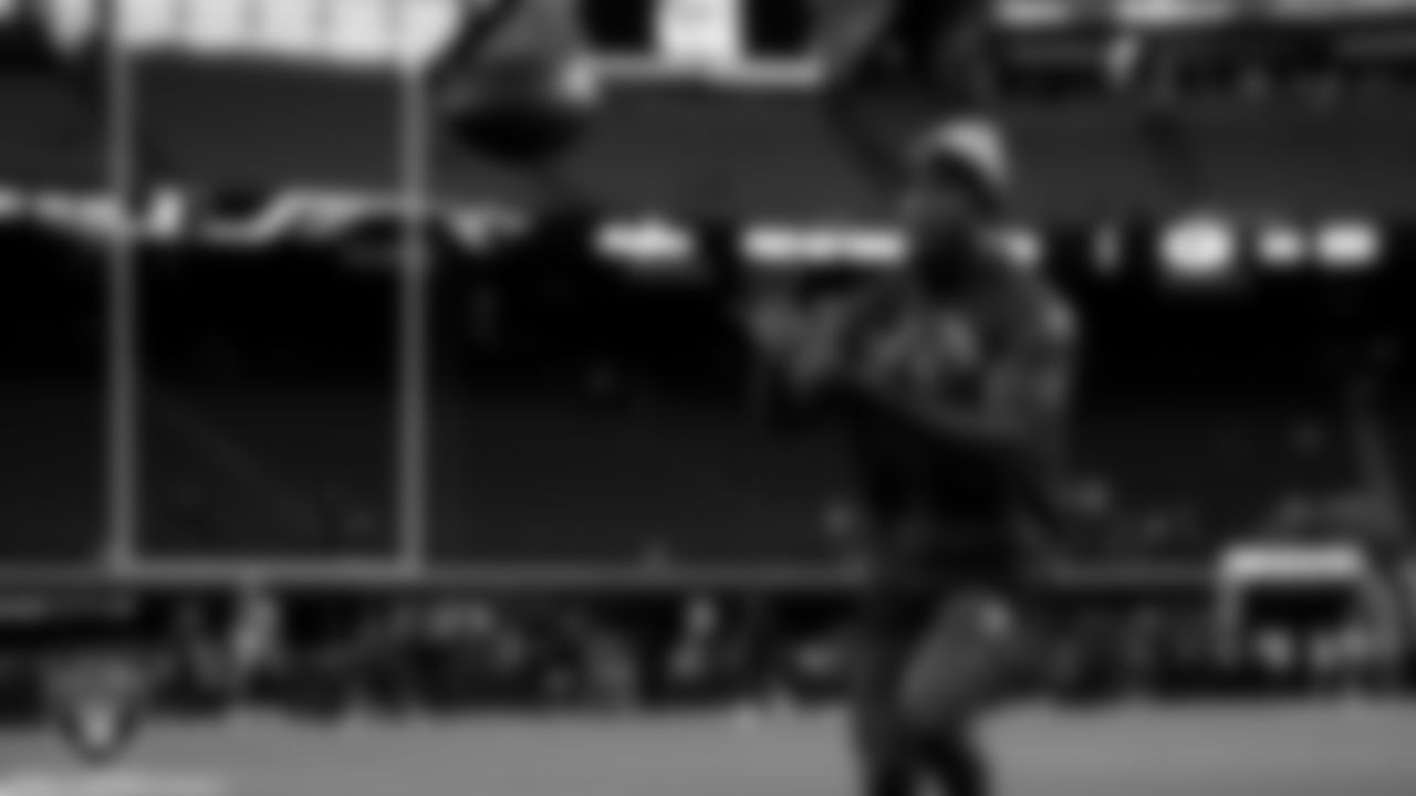 Las Vegas Raiders linebacker Devin White (45) warming up before the regular season home game against the Dallas Cowboys at Allegiant Stadium.