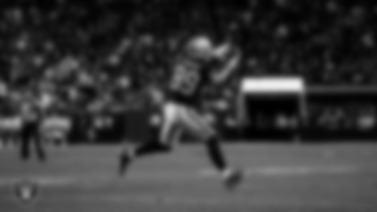 Las Vegas Raiders tight end Brock Bowers (89) makes a catch during the regular season home game against the Jacksonville Jaguars at Allegiant Stadium.