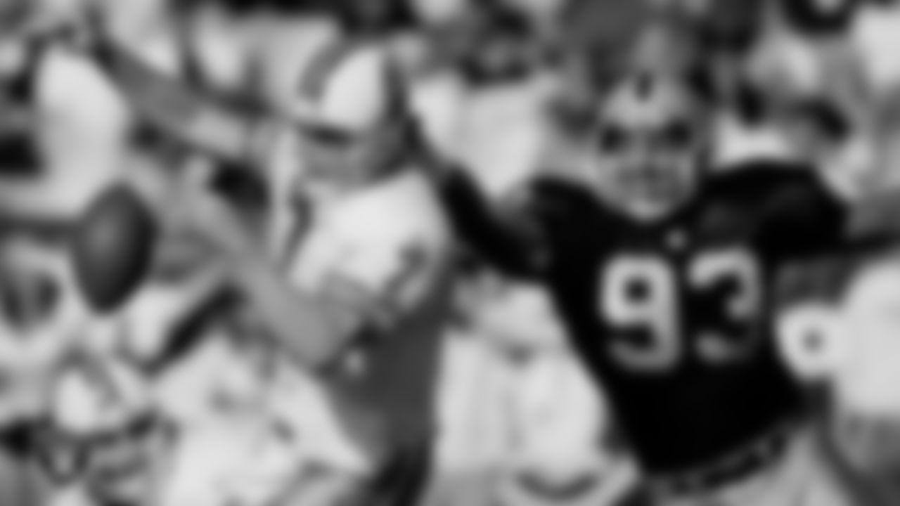 Los Angeles Raiders defensive end Greg Townsend (93) during the regular season home game against the Tampa Bay Buccaneers at Los Angeles Memorial Coliseum, Sunday, December 19, 1993, in Los Angeles, Calif.