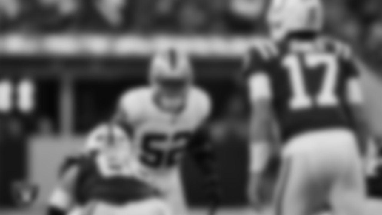Las Vegas Raiders linebacker Elandon Roberts (52) lines up before the snap during the regular season away game against the Indianapolis Colts at Lucas Oil Stadium.