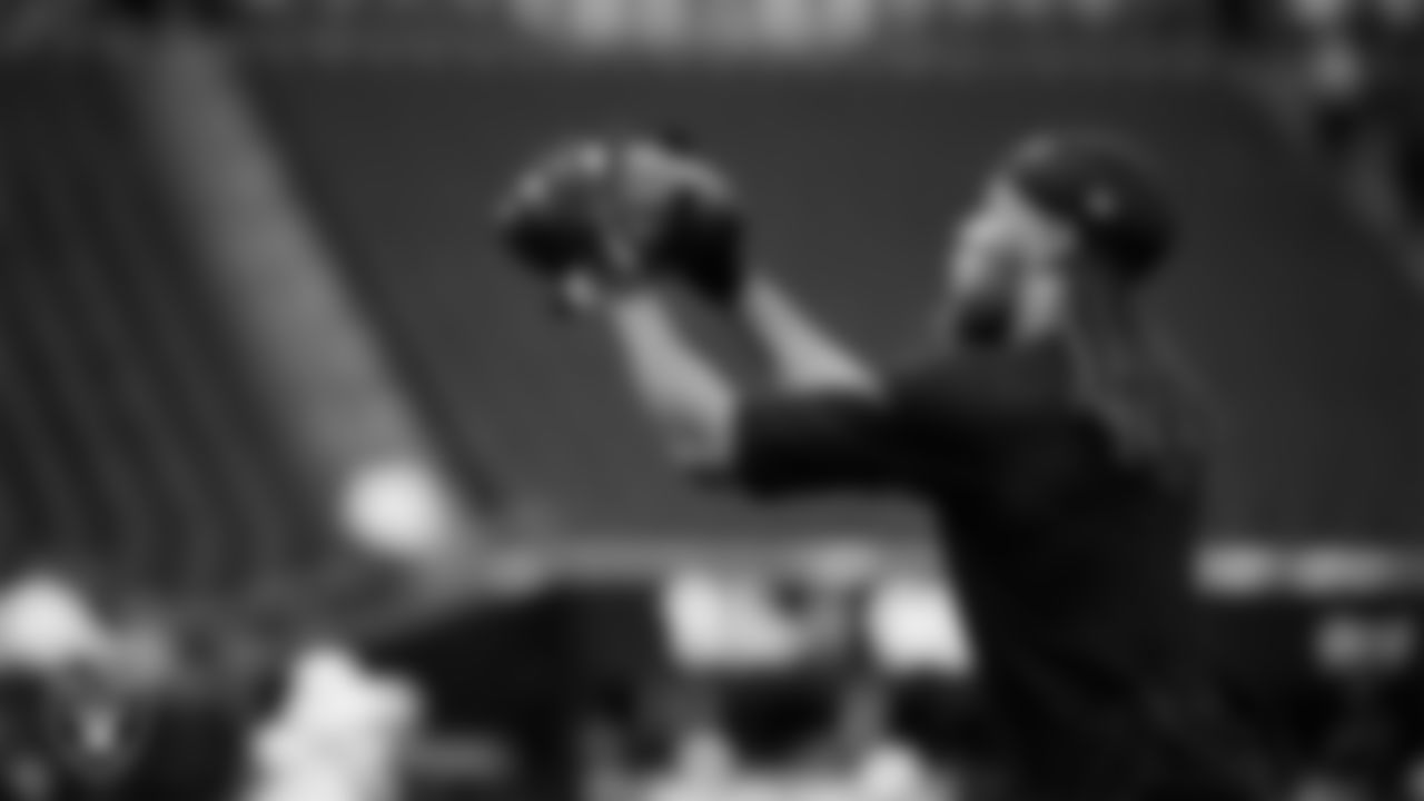 Las Vegas Raiders cornerback Eric Stokes (22) warming up before the regular season home game against the Jacksonville Jaguars at Allegiant Stadium.