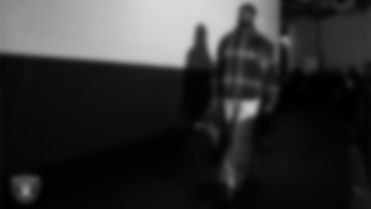 Las Vegas Raiders tight end Ian Thomas (80) arrives to the regular season away game against the Philadelphia Eagles at Lincoln Financial Field.