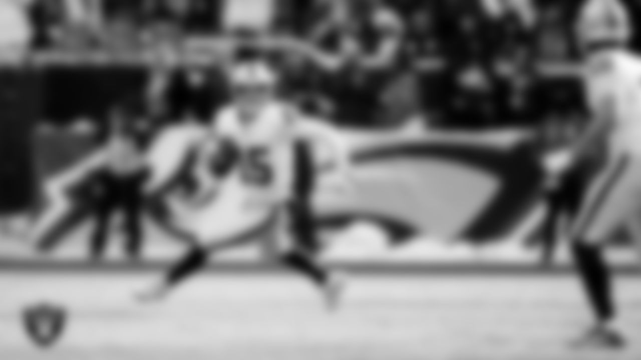 Las Vegas Raiders quarterback Kenny Pickett (15) during the regular season away game against the Philadelphia Eagles at Lincoln Financial Field.
