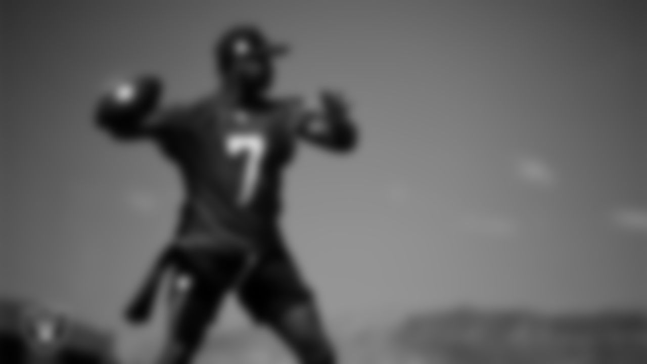 \Las Vegas Raiders quarterback Geno Smith (7) at a workout during phase two of the offseason program at Intermountain Health Performance Center.