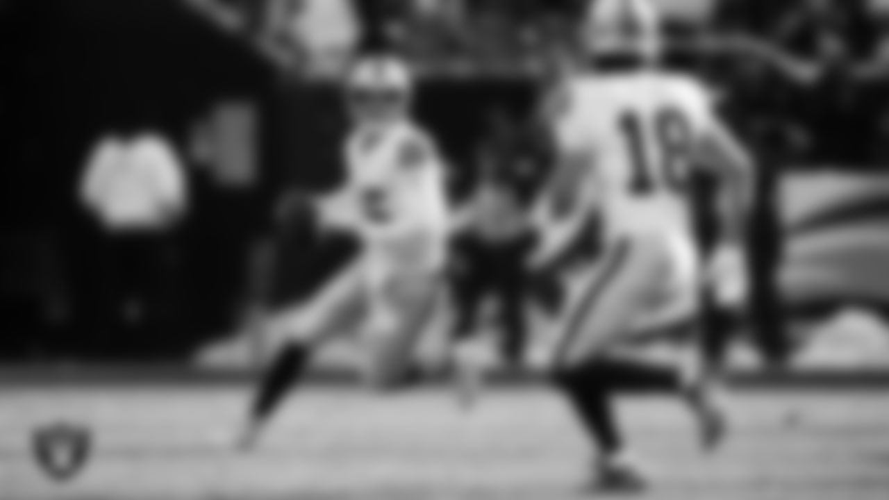 Las Vegas Raiders quarterback Kenny Pickett (15) looks for a receiver during the regular season away game against the Philadelphia Eagles at Lincoln Financial Field.