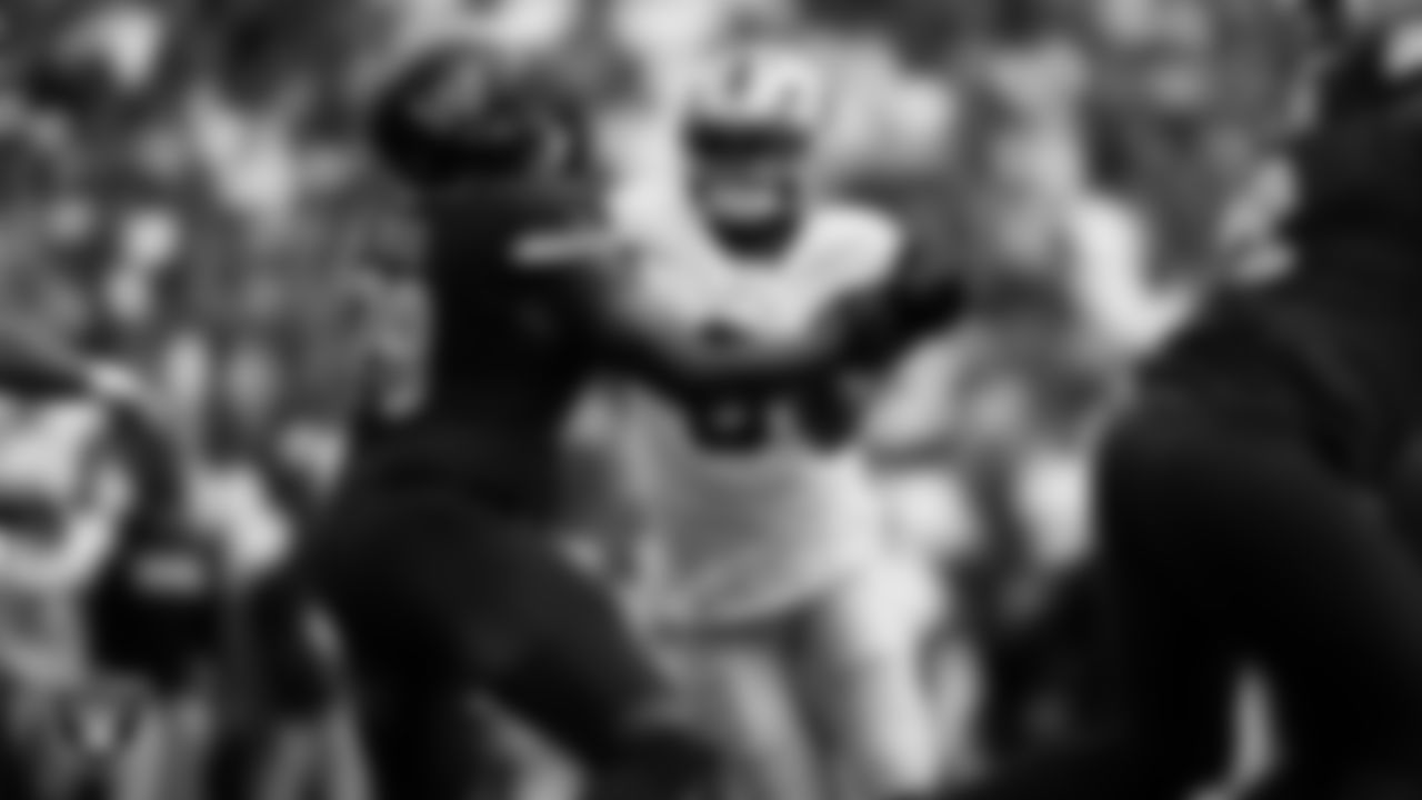 Las Vegas Raiders defensive end Tyree Wilson (9) defends during the regular season away game against the Washington Commanders at Northwest Stadium.