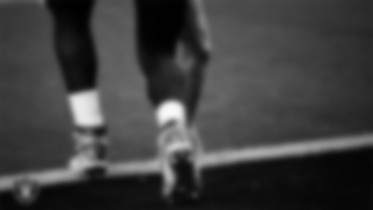Las Vegas Raiders defensive end Maxx Crosby (98) warming up before the regular season home game against the Cleveland Browns at Allegiant Stadium.