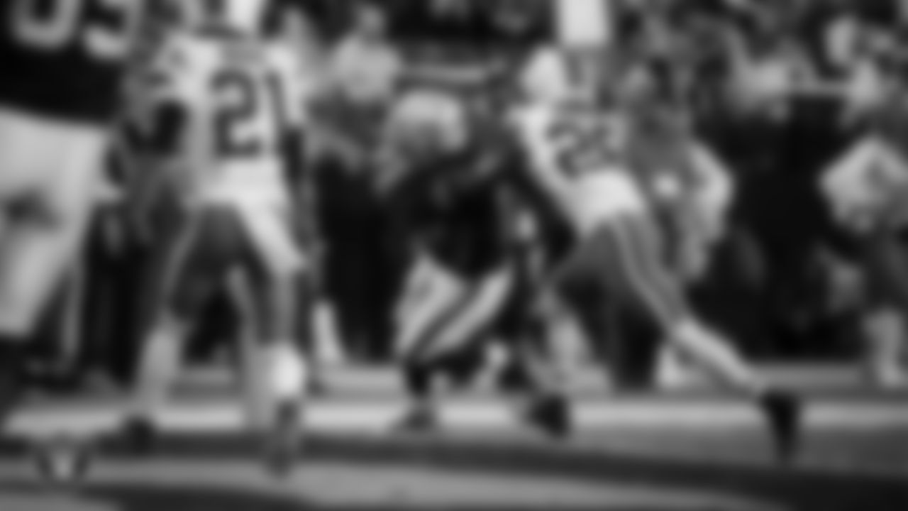 Las Vegas Raiders running back Ashton Jeanty (2) runs after making a 5-yard touchdown catch during the regular season home game against the Cleveland Browns at Allegiant Stadium.