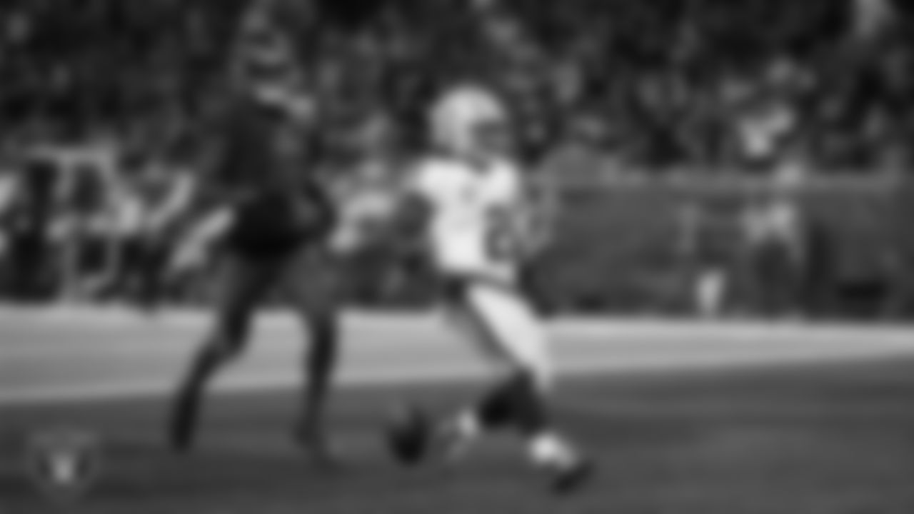 Las Vegas Raiders running back Ashton Jeanty (2) rushes for a 51-yard touchdown during the regular season away game against the Houston Texans at NRG Stadium.