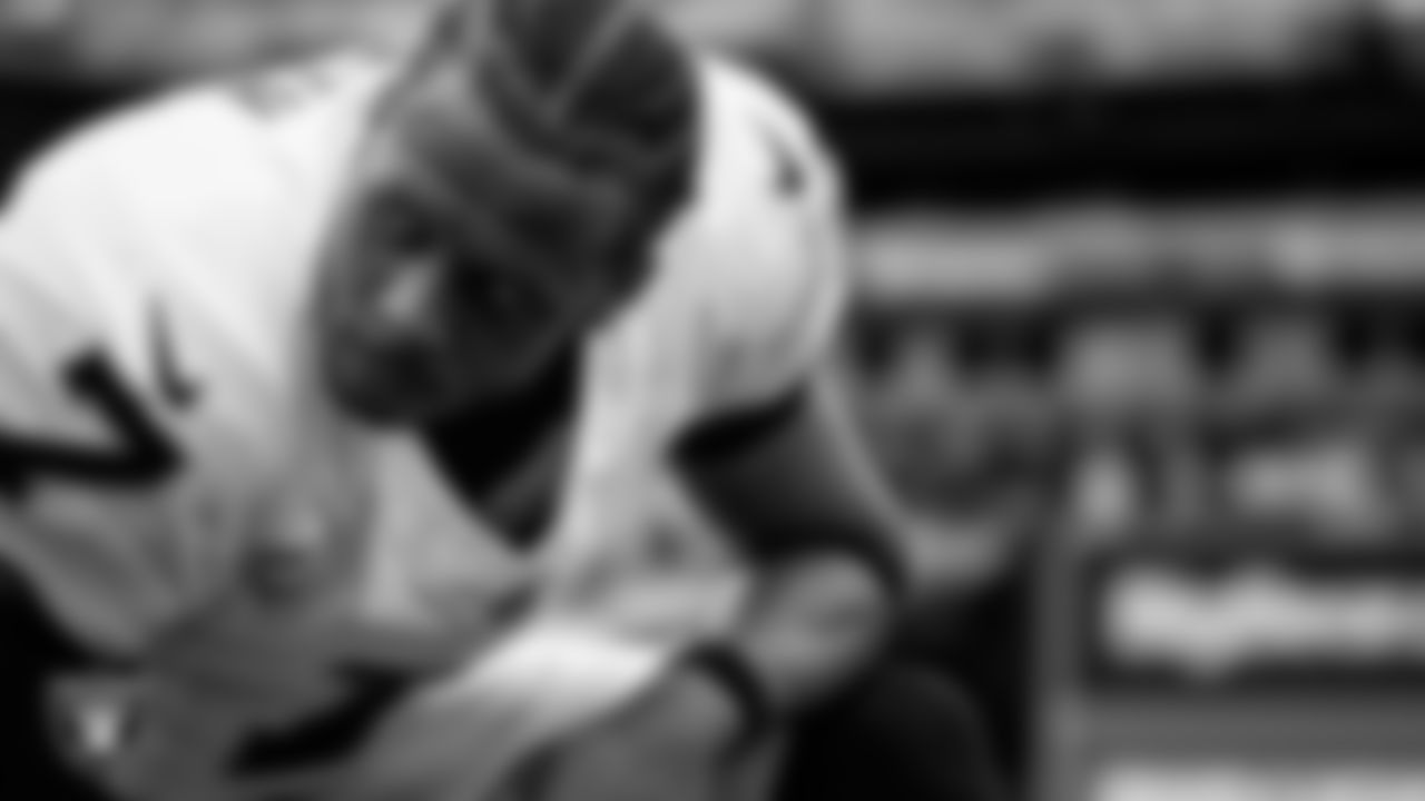 Las Vegas Raiders quarterback Geno Smith (7) warming up before the regular season away game against the Washington Commanders at Northwest Stadium.