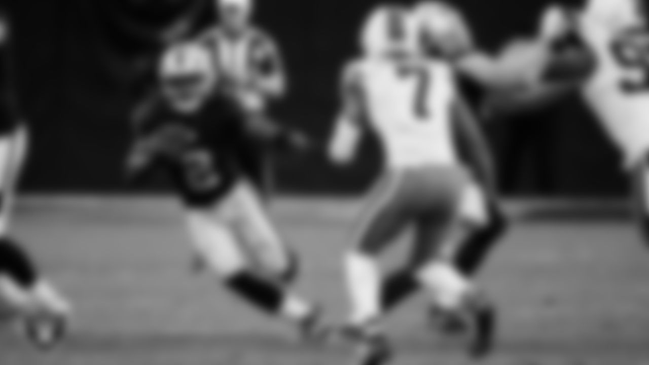 Las Vegas Raiders running back Ashton Jeanty (2) rushes during the regular season home game against the Cleveland Browns at Allegiant Stadium.