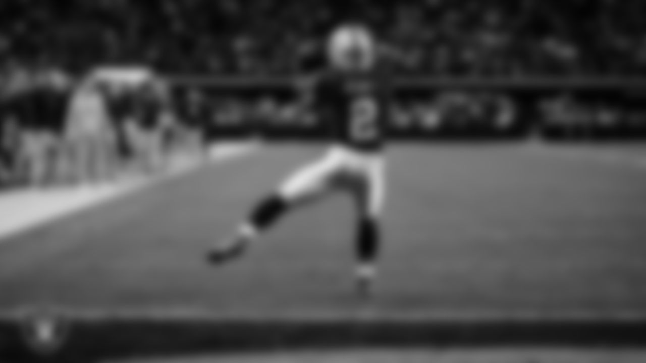 Las Vegas Raiders running back Ashton Jeanty (2) makes a 5-yard touchdown catch during the regular season home game against the Cleveland Browns at Allegiant Stadium.