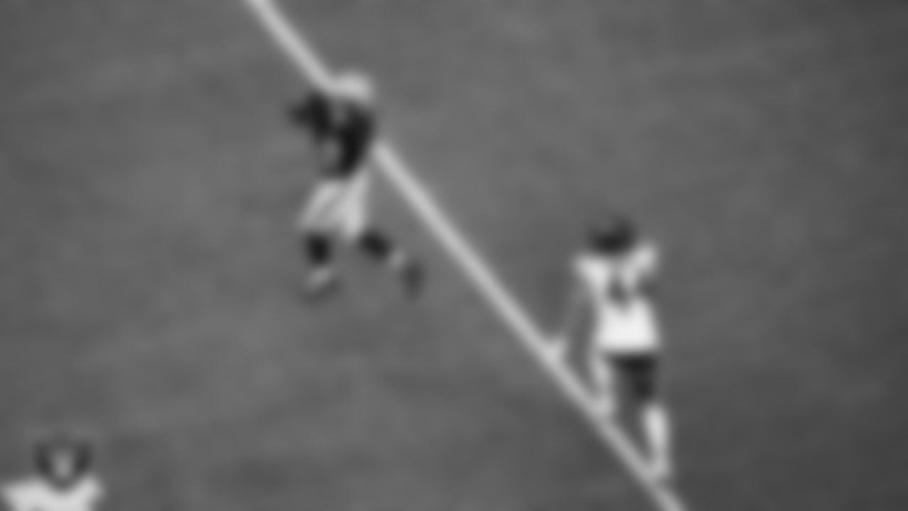 Las Vegas Raiders running back Ashton Jeanty (2) makes an 8-yard touchdown catch during the regular season home game against the Chicago Bears at Allegiant Stadium.