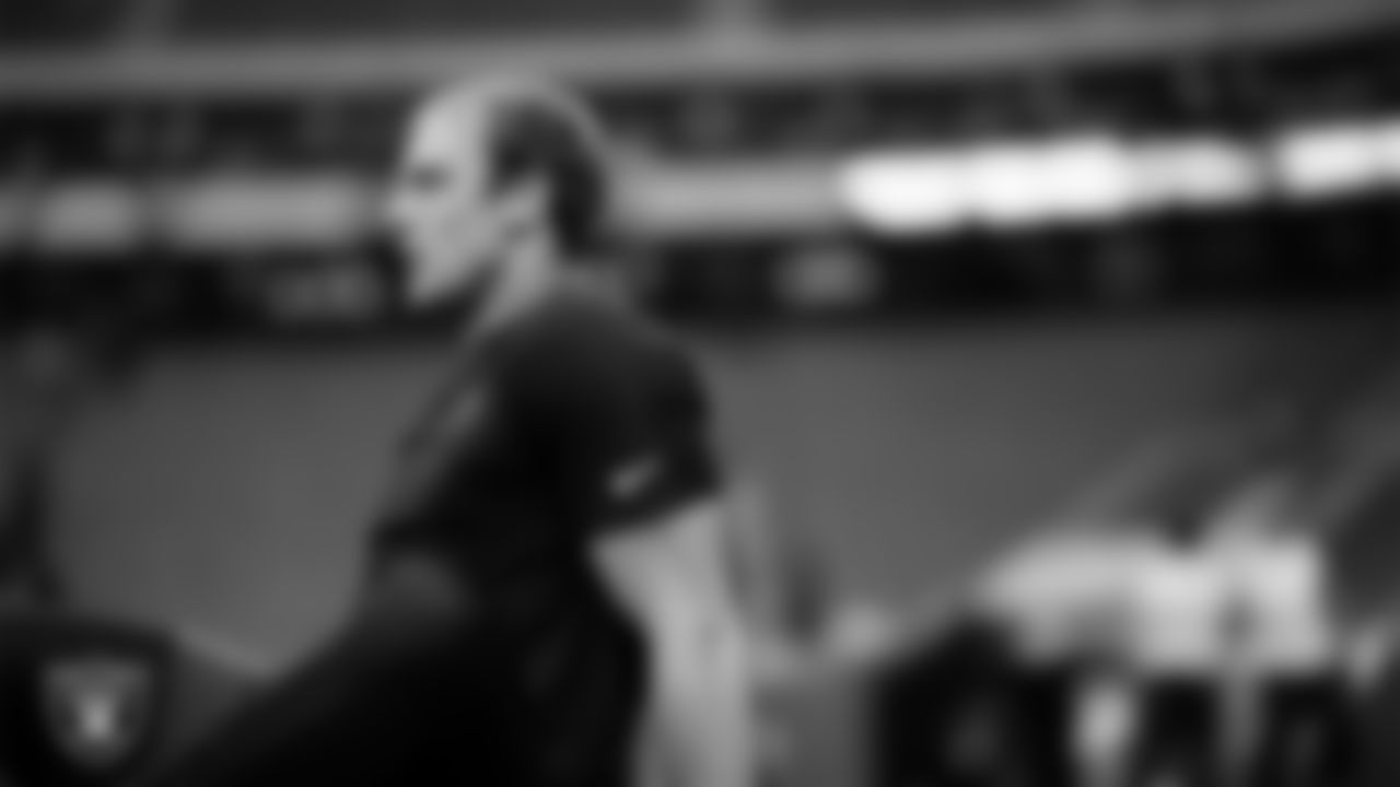 Las Vegas Raiders tight end Brock Bowers (89) warming up before the regular season away game against the Houston Texans at NRG Stadium.