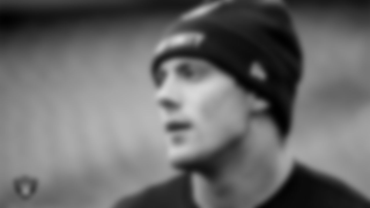 Las Vegas Raiders tight end Brock Bowers (89) warming up before the regular season away game against the Philadelphia Eagles at Lincoln Financial Field.