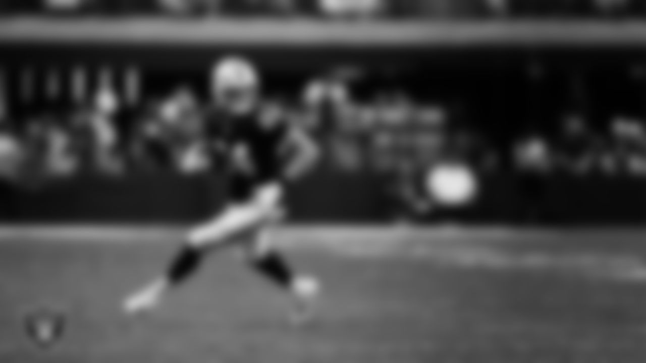 Las Vegas Raiders tight end Qadir Ismail (84) runs after making a catch during the preseason home game against the San Francisco 49ers at Allegiant Stadium.