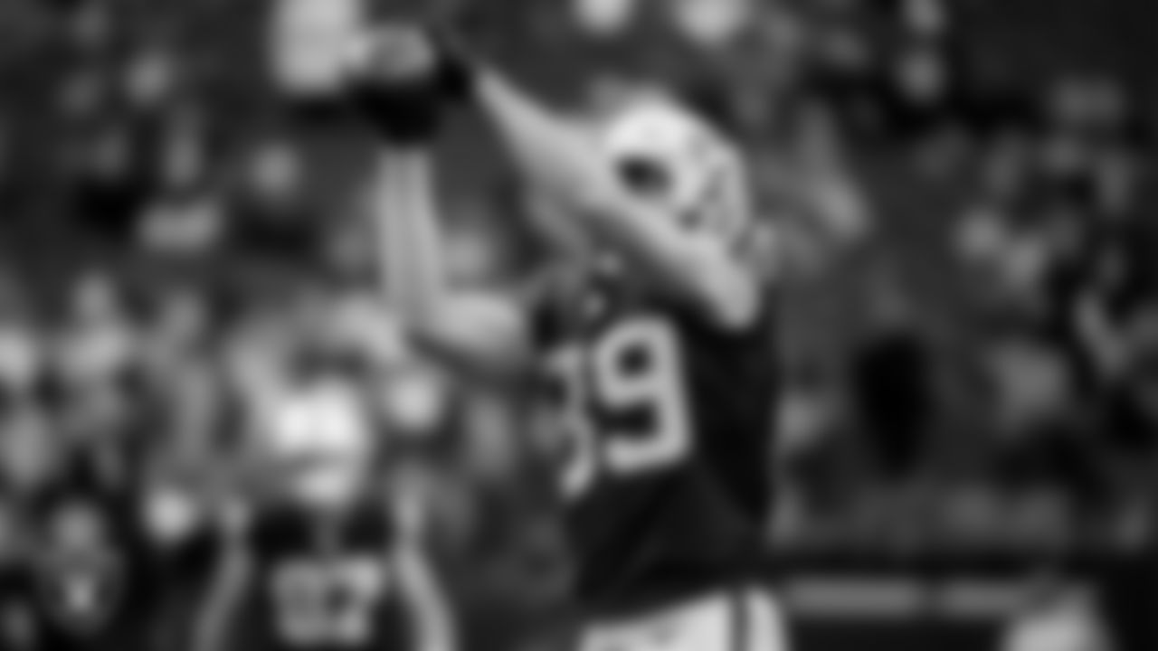 Las Vegas Raiders tight end Brock Bowers (89) warming up before the regular season home game against the Jacksonville Jaguars at Allegiant Stadium.