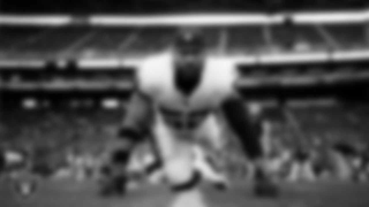 Las Vegas Raiders linebacker Elandon Roberts (52) warming up before the preseason away game against the Seattle Seahawks at Lumen Field.