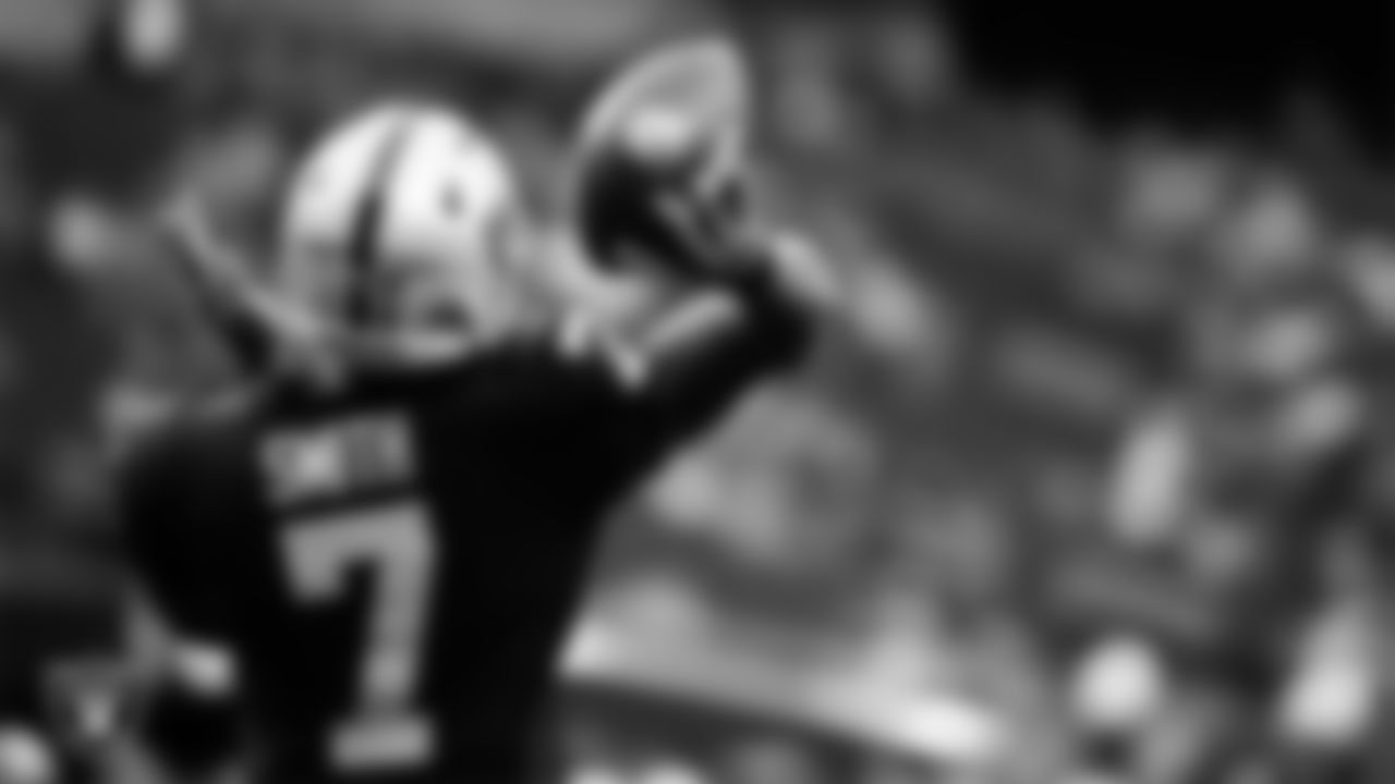 Las Vegas Raiders quarterback Geno Smith (7) warming up before the regular season home game against the Tennessee Titans at Allegiant Stadium.