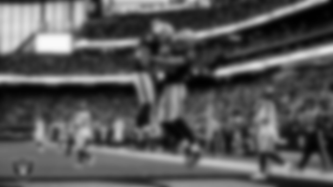 Las Vegas Raiders tight end Brock Bowers (89) celebrates with running back Ashton Jeanty (2) after making a 15-yard touchdown catch during the regular season home game against the Denver Broncos at Allegiant Stadium.