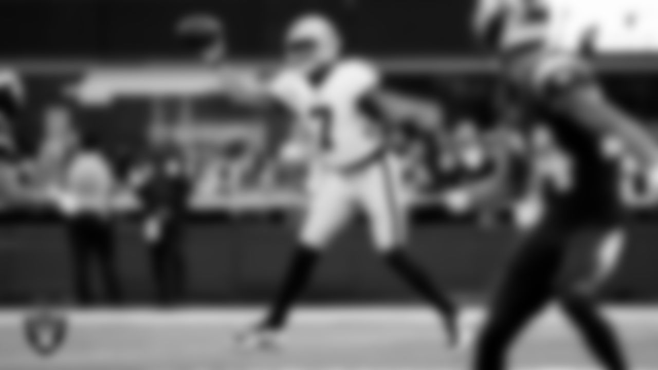 Las Vegas Raiders quarterback Geno Smith (7) during the regular season away game against the Los Angeles Chargers at SoFi Stadium.