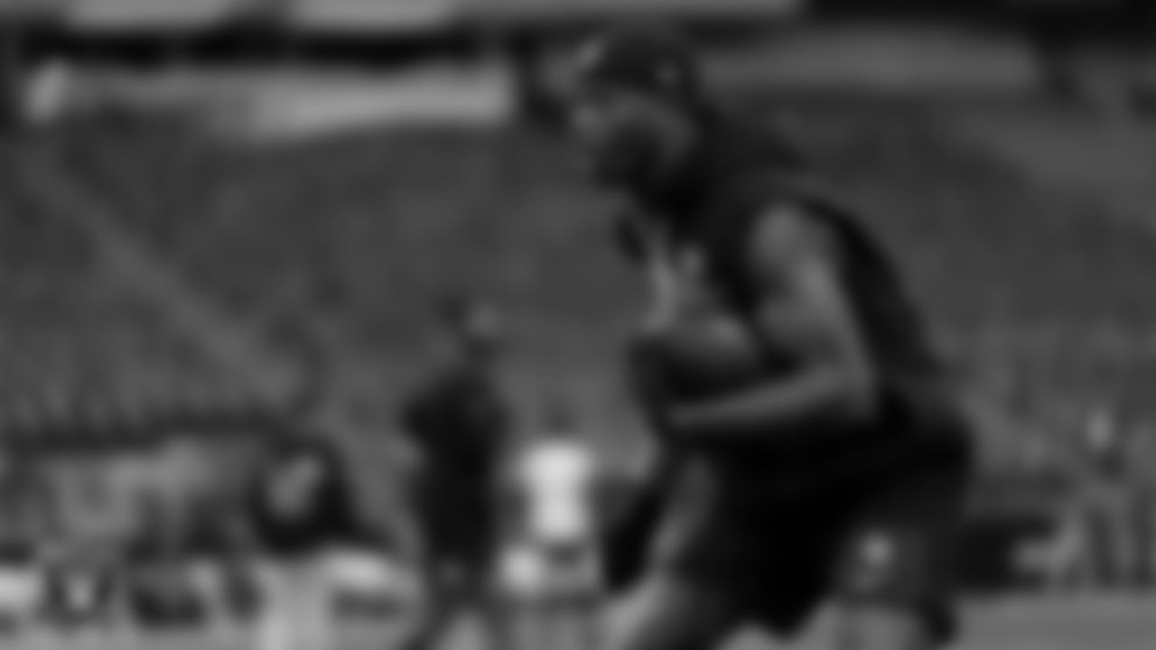 Las Vegas Raiders cornerback Decamerion Richardson (25) warming up before the regular season home game against the New York Giants at Allegiant Stadium.