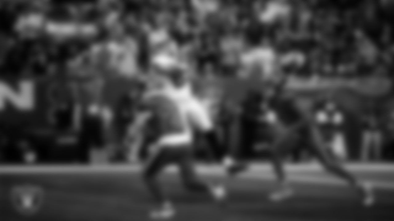Las Vegas Raiders tight end Brock Bowers (89) makes a 7-yard touchdown catch during the regular season away game against the Houston Texans at NRG Stadium.