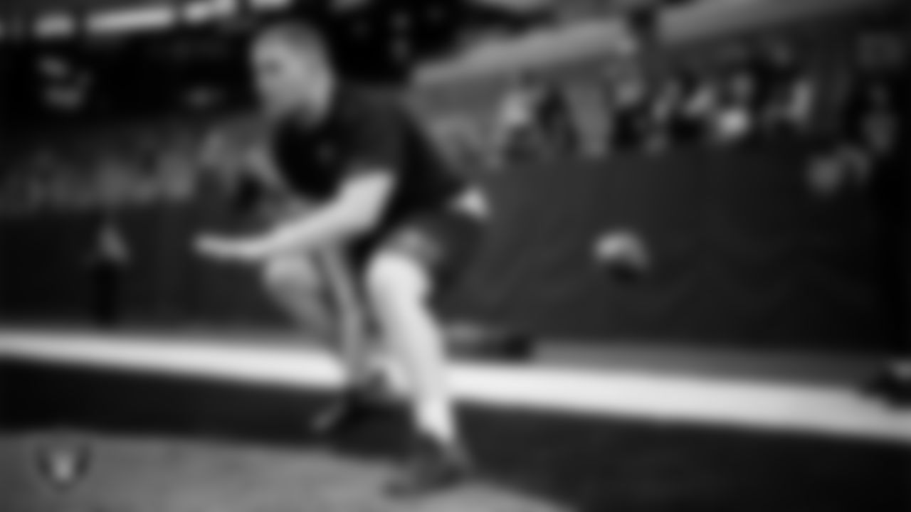 Las Vegas Raiders center Will Putnam (67) warming up before the regular season home game against the Cleveland Browns at Allegiant Stadium.