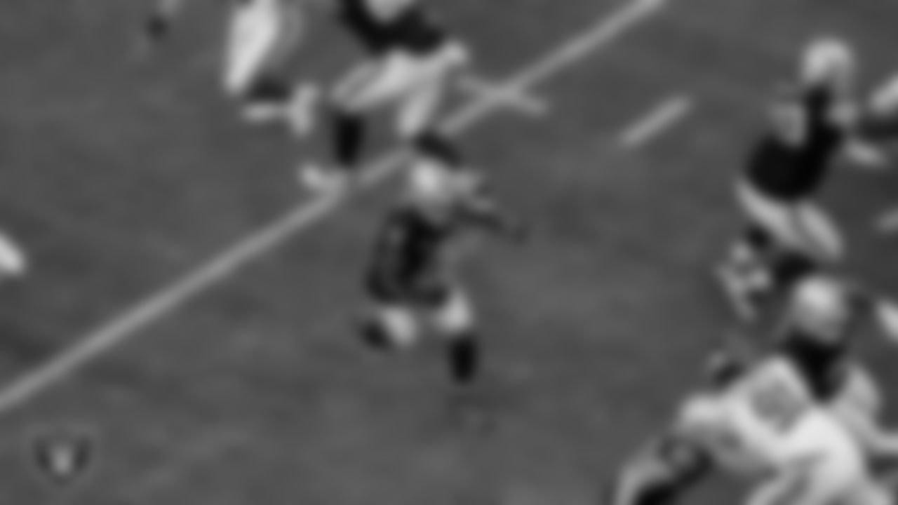 Las Vegas Raiders running back Josh Jacobs (8) during the regular season home game against the New York Giants at Allegiant Stadium.