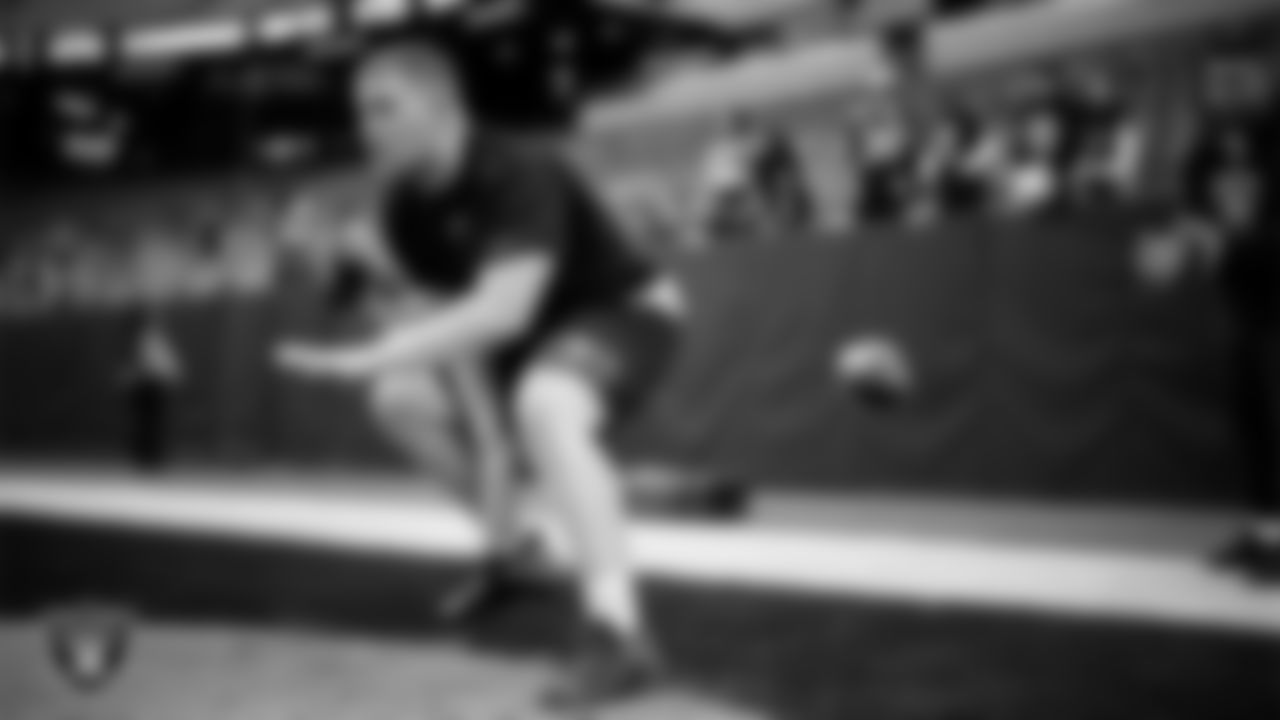 Las Vegas Raiders center Will Putnam (67) warming up before the regular season home game against the Cleveland Browns at Allegiant Stadium.