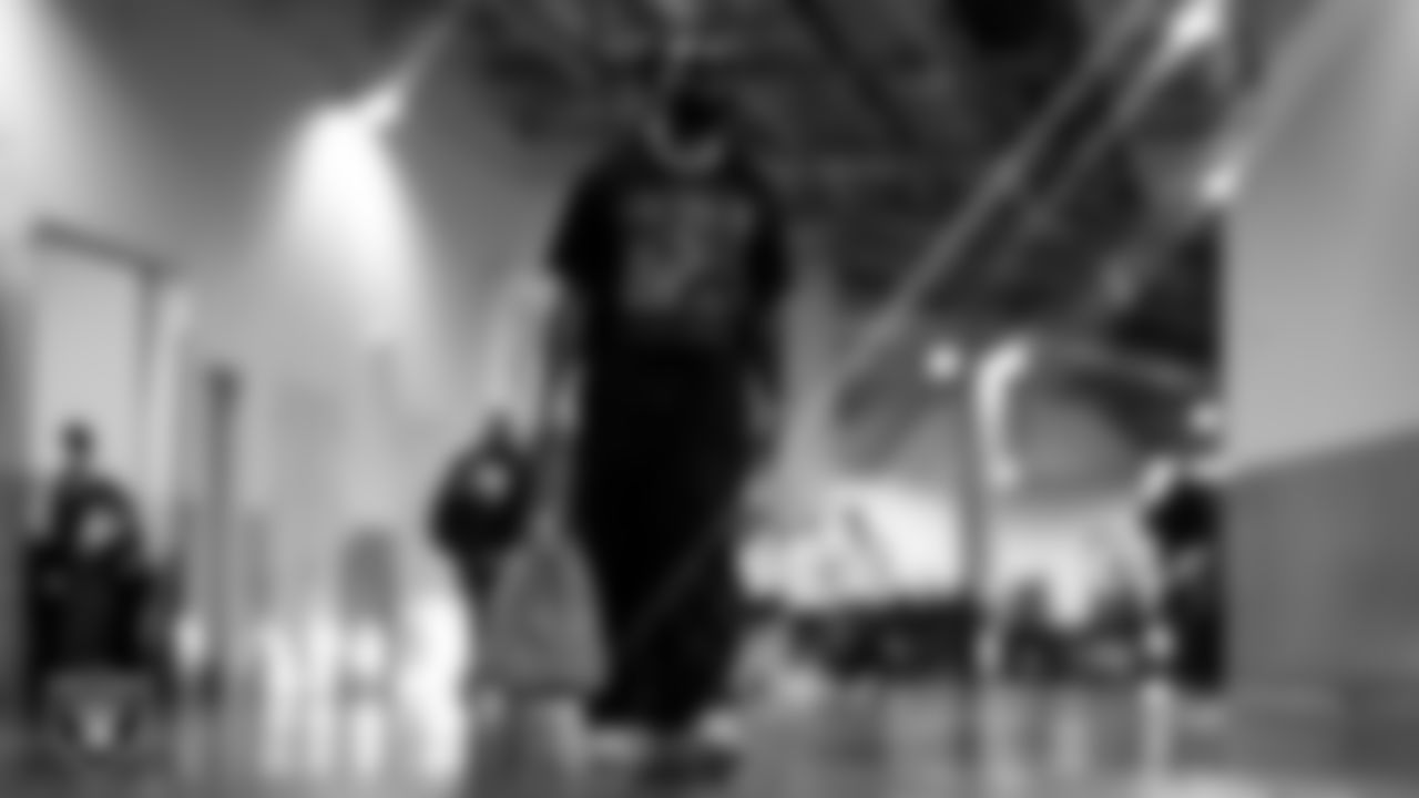 Las Vegas Raiders tight end Ian Thomas (80) arrives to the regular season away game against the Los Angeles Chargers at SoFi Stadium.