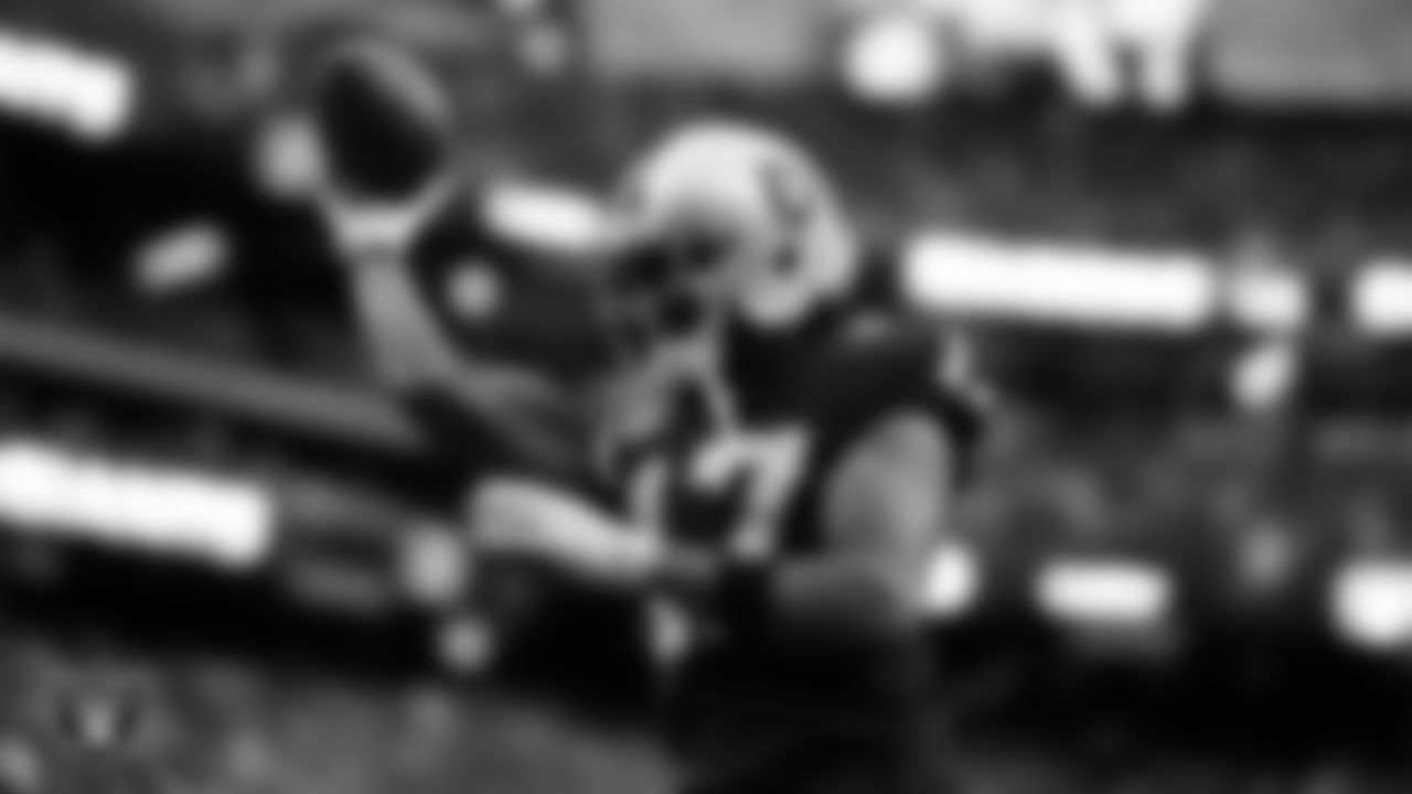 Las Vegas Raiders wide receiver Davante Adams (17) warming up before the regular season home game against the New York Giants at Allegiant Stadium.