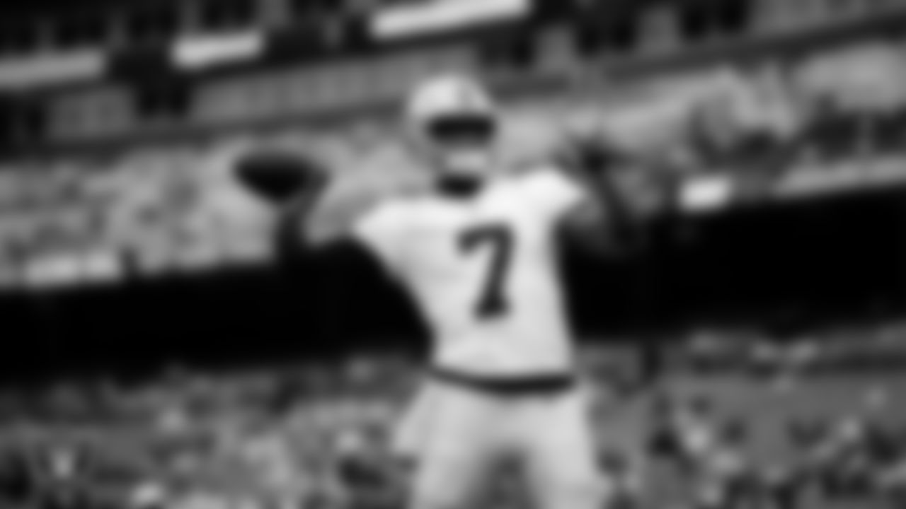 Las Vegas Raiders quarterback Geno Smith (7) warming up before the regular season away game against the Washington Commanders at Northwest Stadium.
