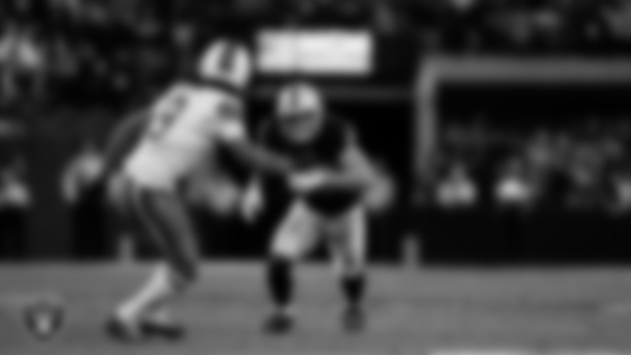 Las Vegas Raiders tight end Brock Bowers (89) during the regular season home game against the Cleveland Browns at Allegiant Stadium.