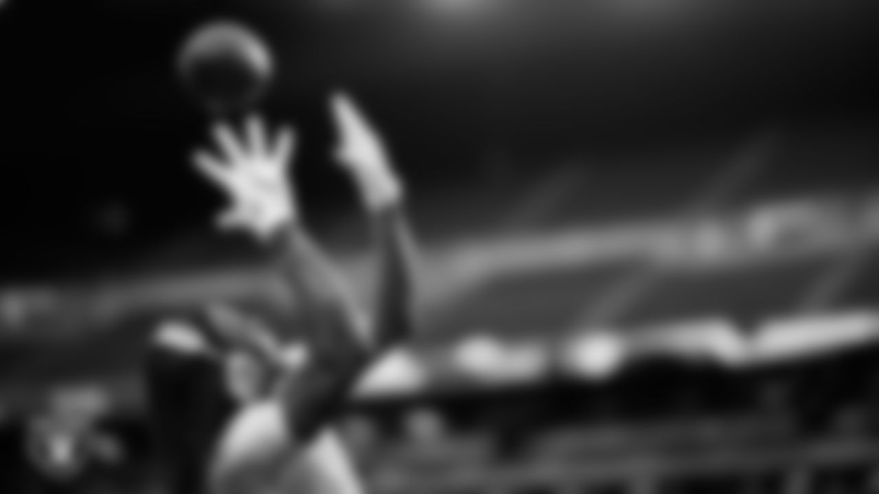 Las Vegas Raiders wide receiver Dont'e Thornton Jr. (10) warming up before the regular season home game against the New York Giants at Allegiant Stadium.