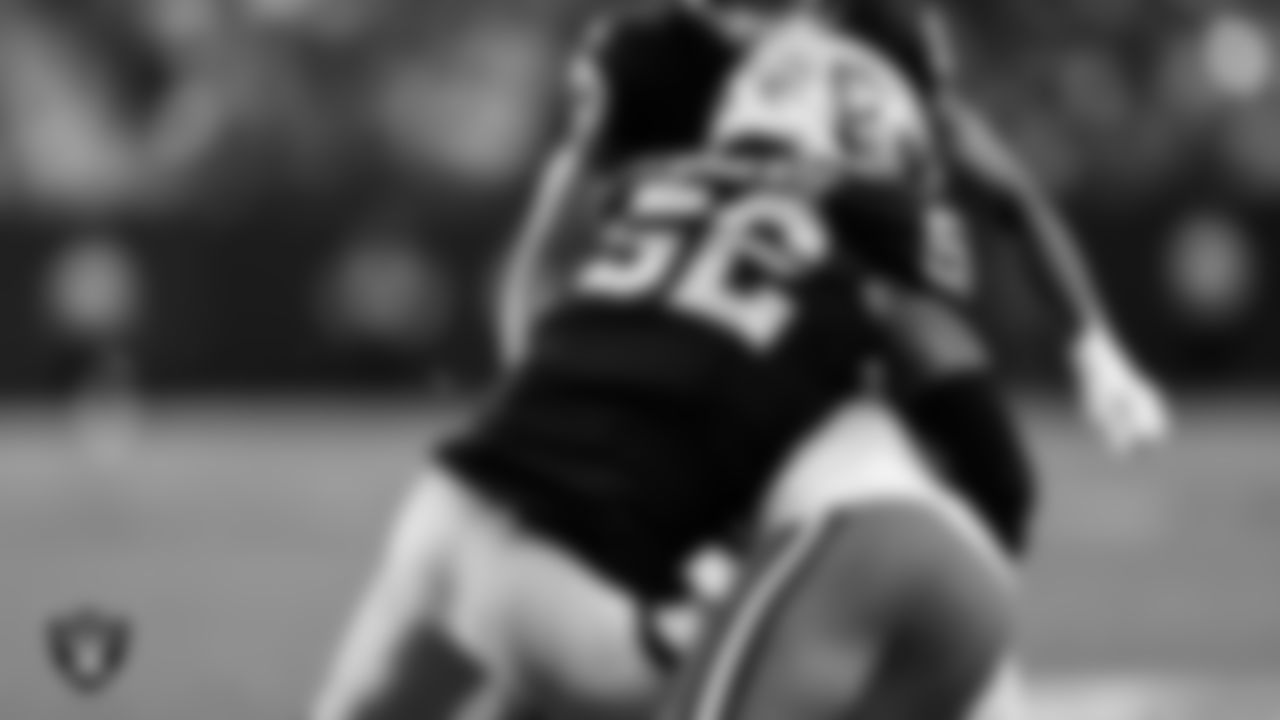 Las Vegas Raiders linebacker Elandon Roberts (52) during the regular season home game against the Cleveland Browns at Allegiant Stadium.