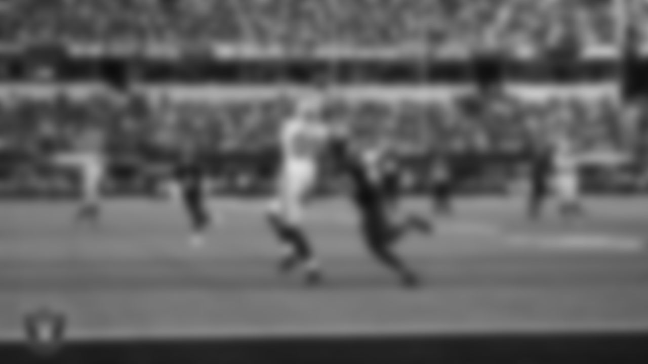 Las Vegas Raiders tight end Brock Bowers (89) goes for a catch during the regular season away game against the Los Angeles Chargers at SoFi Stadium.