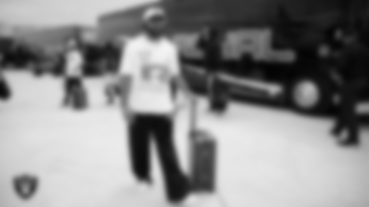 Las Vegas Raiders linebacker Elandon Roberts (52) departs for the preseason away game against the Arizona Cardinals.