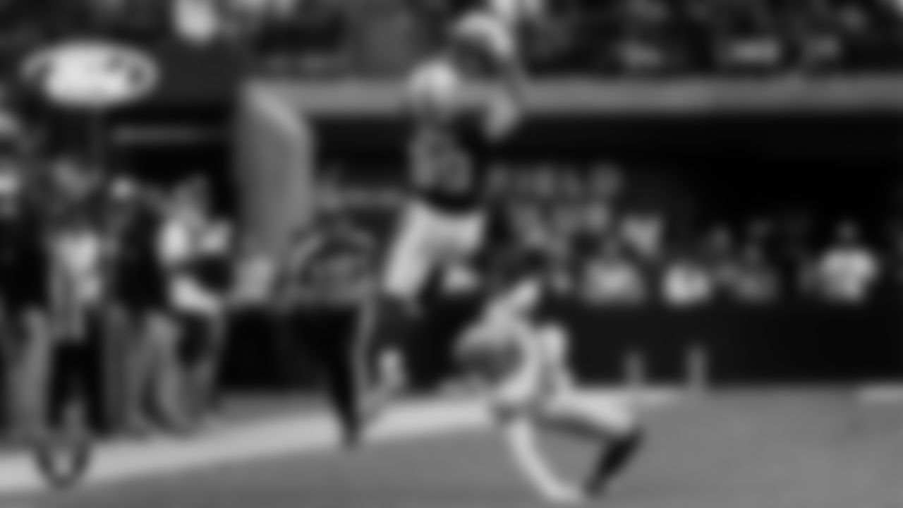 Las Vegas Raiders tight end Brock Bowers (89) makes a catch during the preseason home game against the San Francisco 49ers at Allegiant Stadium.