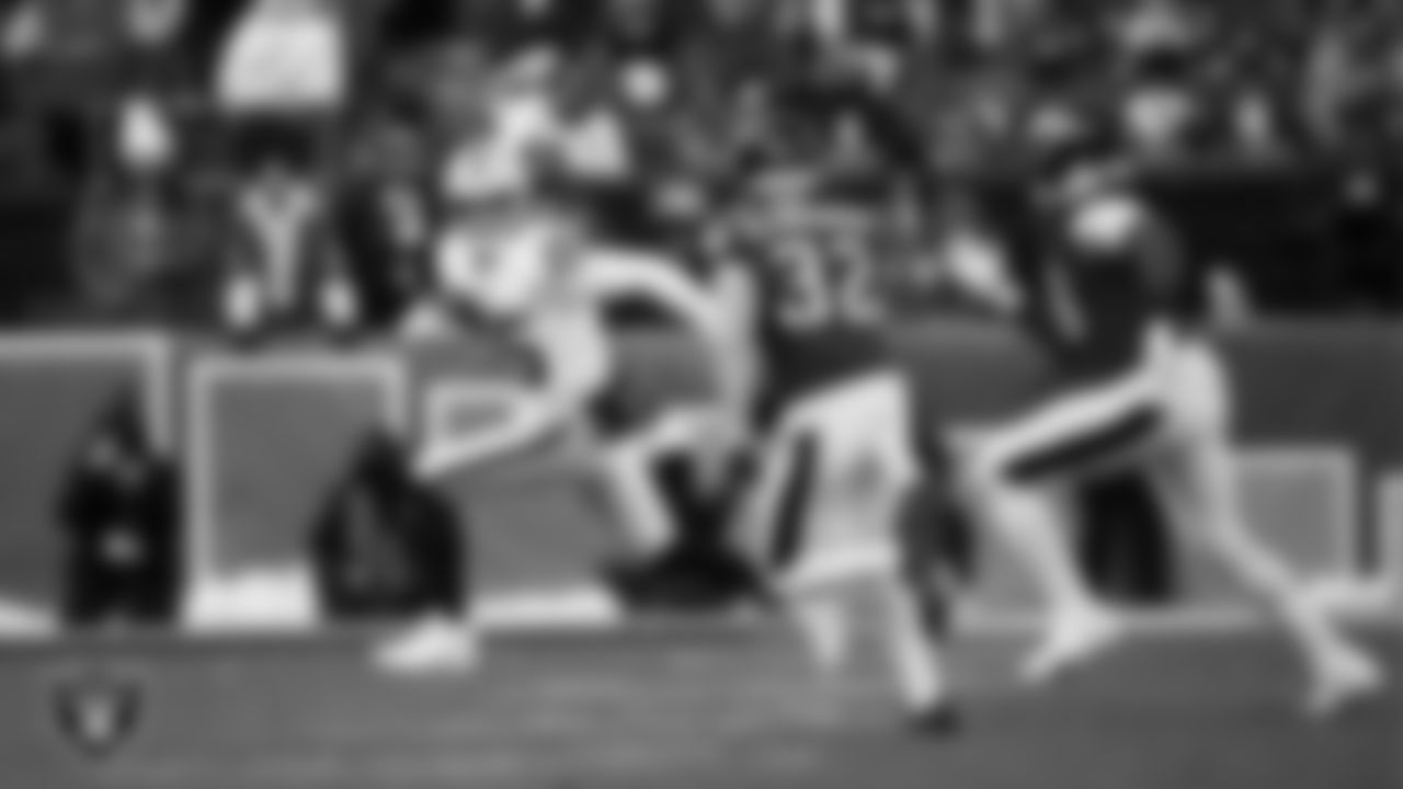 Las Vegas Raiders quarterback Kenny Pickett (15) runs during the regular season away game against the Philadelphia Eagles at Lincoln Financial Field.