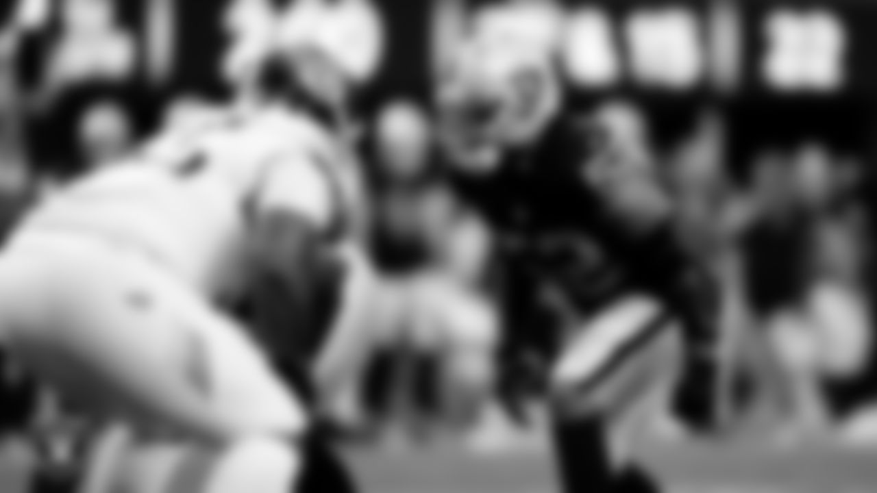 Las Vegas Raiders linebacker Elandon Roberts (52) during the regular season home game against the Tennessee Titans at Allegiant Stadium.