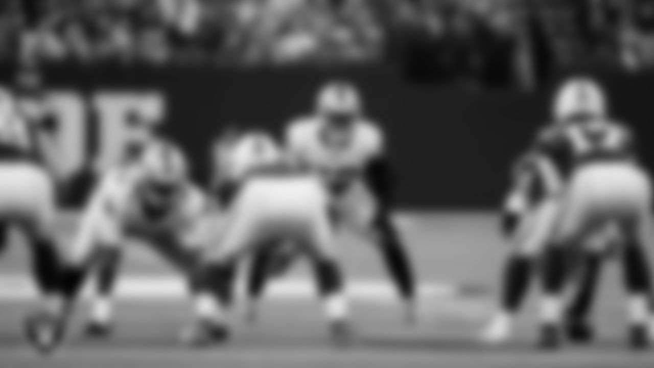 Las Vegas Raiders linebacker Elandon Roberts (52) during the regular season away game against the Indianapolis Colts at Lucas Oil Stadium.