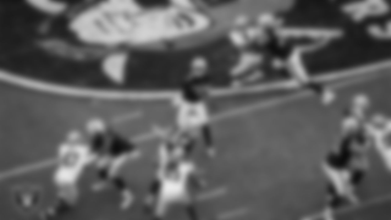 Las Vegas Raiders quarterback Geno Smith (7) passes during the preseason home game against the San Francisco 49ers at Allegiant Stadium.