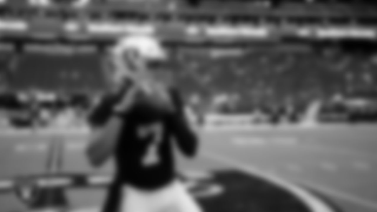 Las Vegas Raiders quarterback Geno Smith (7) warming up before the regular season home game against the Tennessee Titans at Allegiant Stadium.
