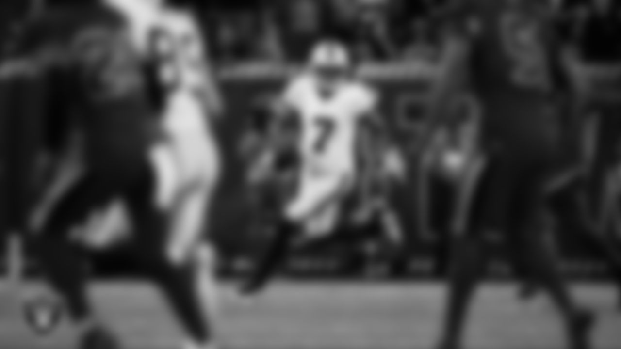 Las Vegas Raiders quarterback Geno Smith (7) runs during the regular season away game against the Houston Texans at NRG Stadium.