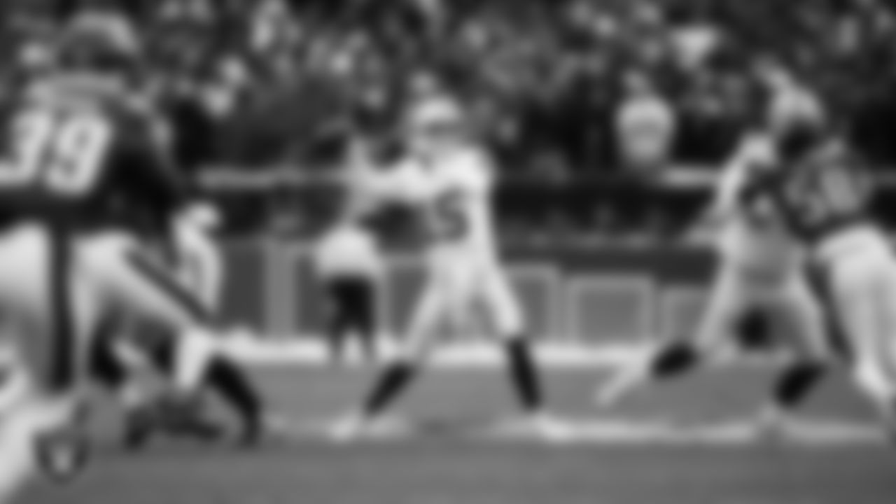Las Vegas Raiders quarterback Kenny Pickett (15) passes during the regular season away game against the Philadelphia Eagles at Lincoln Financial Field.